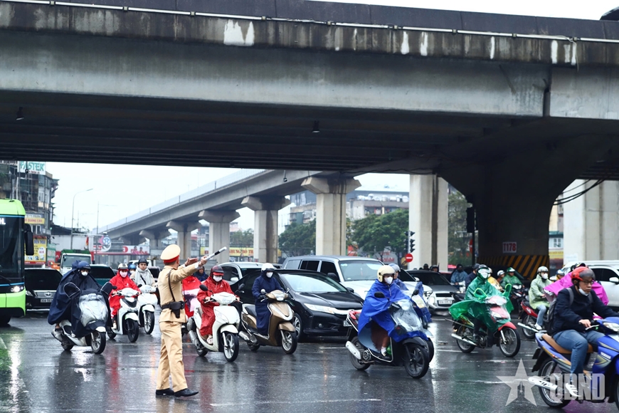 Hà Nội: Xử lý xe khách dừng, đỗ gây cản trở giao thông giờ cao điểm