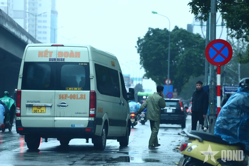 Hà Nội: Xử lý xe khách dừng, đỗ gây cản trở giao thông giờ cao điểm