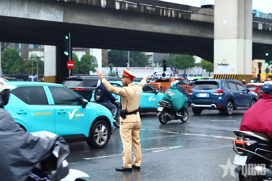 Hà Nội: Xử lý xe khách dừng, đỗ gây cản trở giao thông giờ cao điểm