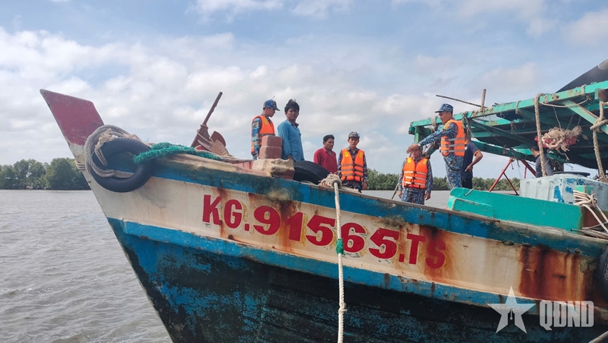 Cà Mau: Hải đội Biên phòng phát hiện tàu cá vận chuyển hơn 25.000 lít dầu trái phép