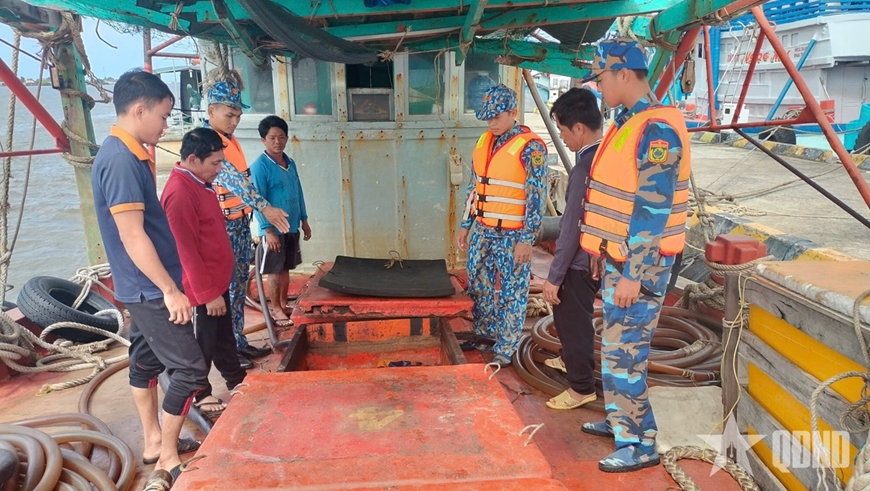 Cà Mau: Hải đội Biên phòng phát hiện tàu cá vận chuyển hơn 25.000 lít dầu trái phép