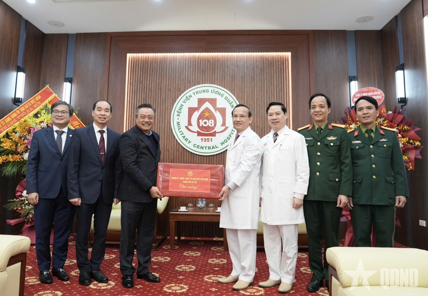 Chủ tịch UBND TP Hà Nội chúc mừng Bệnh viện Trung ương Quân đội 108