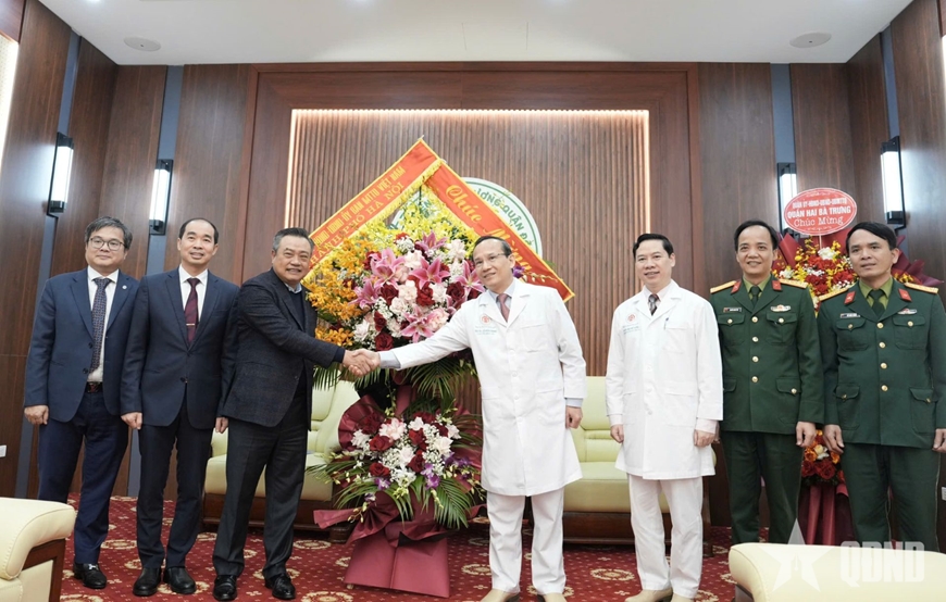 Chủ tịch UBND TP Hà Nội chúc mừng Bệnh viện Trung ương Quân đội 108