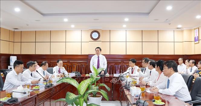 Đồng chí Nguyễn Trọng Nghĩa thăm, chúc mừng 70 năm Ngày Thầy thuốc Việt Nam