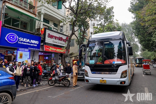 Xử lý tình trạng xe khách hoạt động trên phố cổ Hà Nội gây ùn tắc giao thông