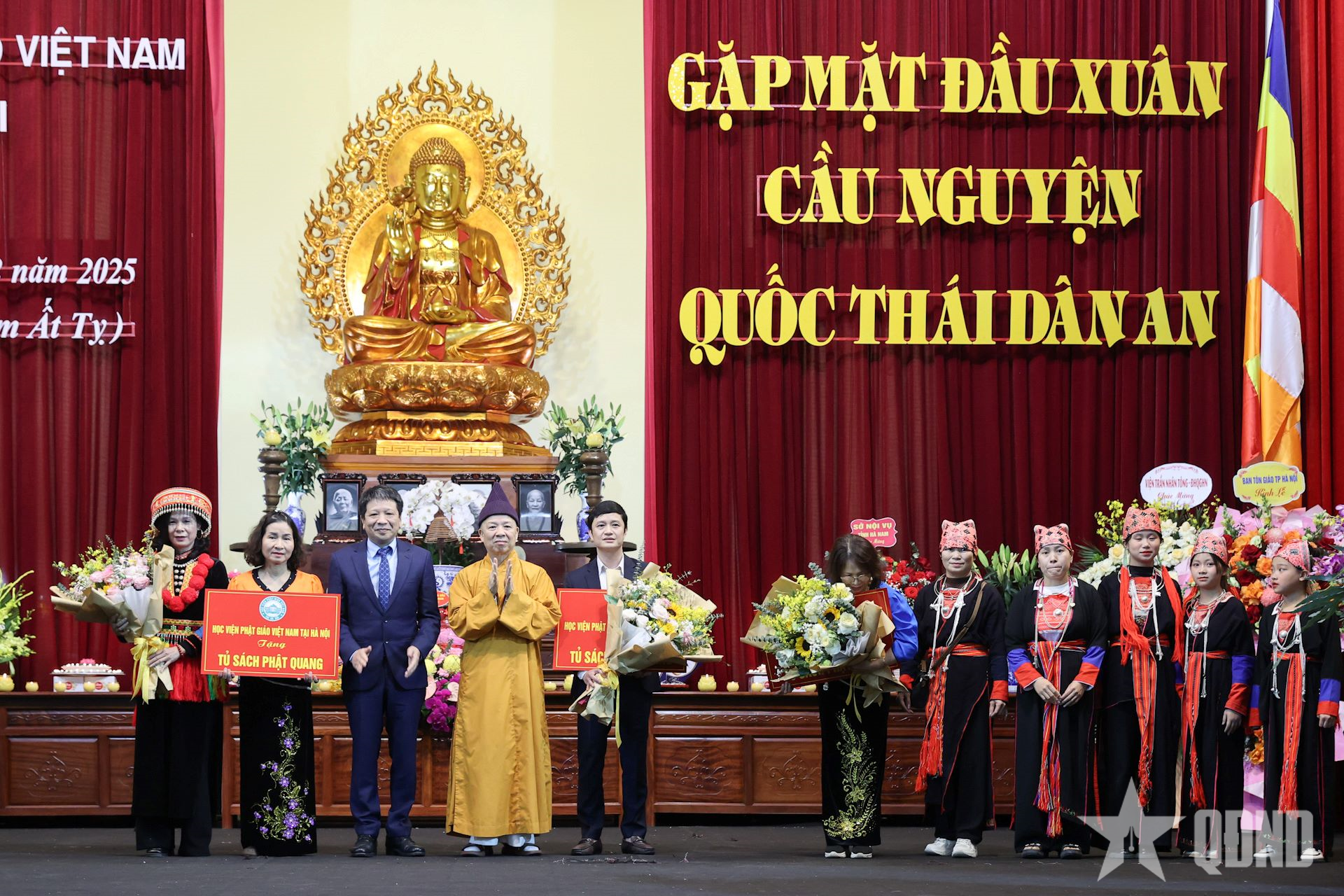 Học sinh vùng cao đón nhận “Tủ sách Phật Quang”