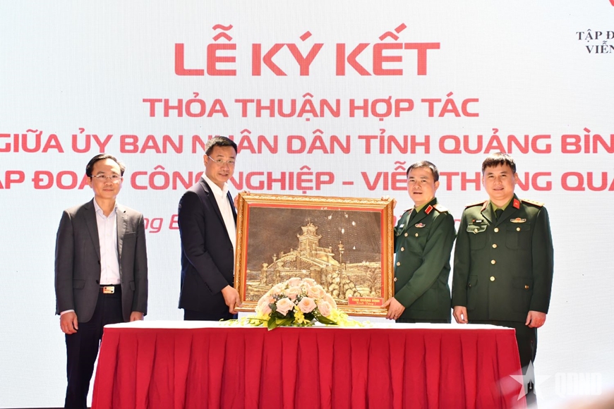 Coopération en matière de transformation numérique entre le Comité populaire provincial de Quang Binh et Viettel