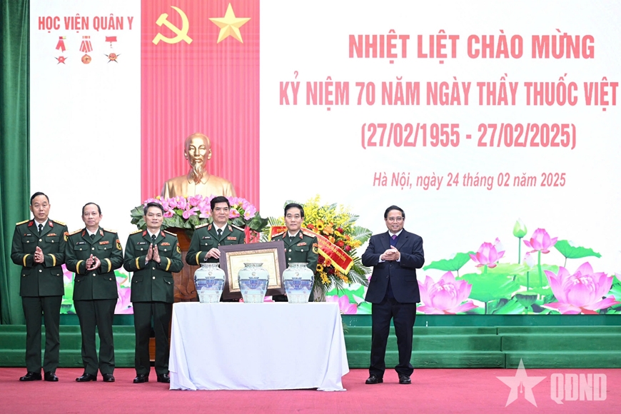 Thủ tướng Phạm Minh Chính thăm và chúc mừng Học viện Quân y