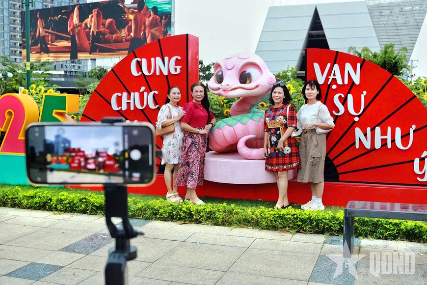 Hoa hướng dương khoe sắc tại công viên bờ sông Sài Gòn