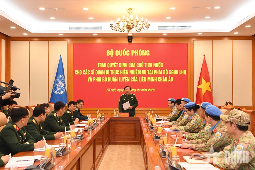 Trao Quyết định của Chủ tịch nước cho các sĩ quan đi làm nhiệm vụ gìn giữ hòa bình Liên hợp quốc