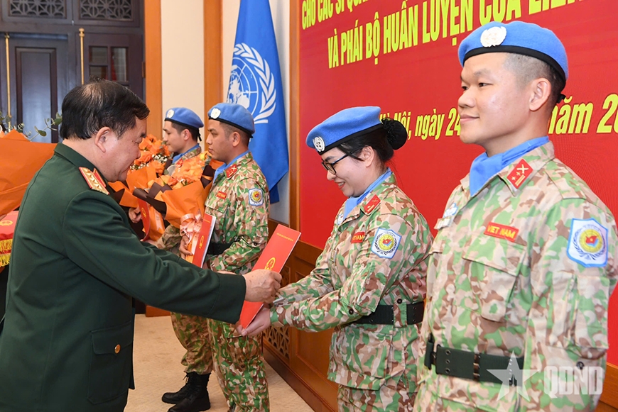 Trao Quyết định của Chủ tịch nước cho các sĩ quan đi làm nhiệm vụ gìn giữ hòa bình Liên hợp quốc