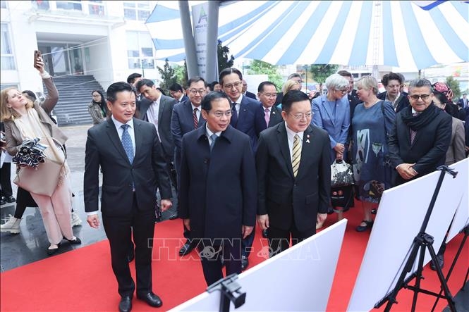 Khai mạc triển lãm ảnh 'Hành trình 30 năm Việt Nam tham gia ASEAN'