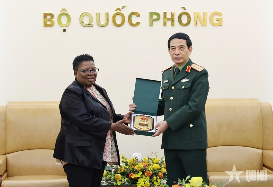 Đại tướng Phan Văn Giang tiếp Quyền Tổng Thư ký Quốc phòng Nam Phi