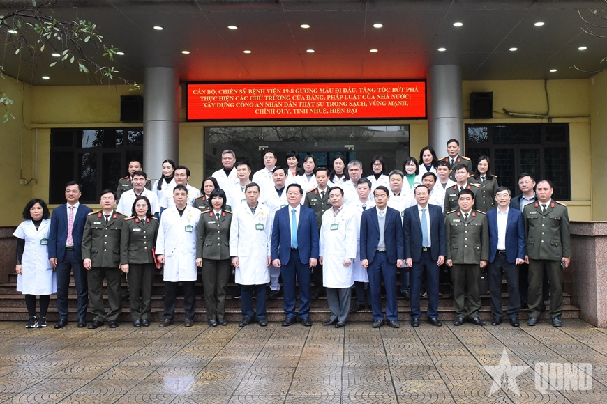 Đồng chí Nguyễn Trọng Nghĩa thăm một bệnh viện, chúc mừng Ngày Thầy thuốc Việt Nam