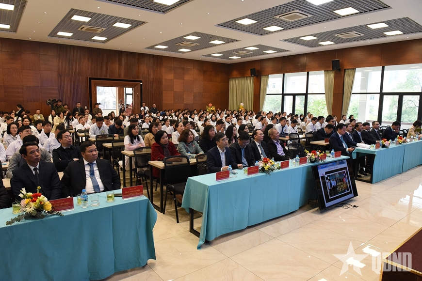 Đồng chí Nguyễn Trọng Nghĩa thăm một bệnh viện, chúc mừng Ngày Thầy thuốc Việt Nam