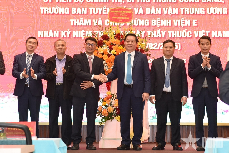 Đồng chí Nguyễn Trọng Nghĩa thăm một bệnh viện, chúc mừng Ngày Thầy thuốc Việt Nam