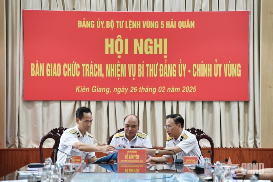 Bàn giao chức trách, nhiệm vụ Bí thư Đảng ủy, Chính ủy Vùng 5 Hải quân