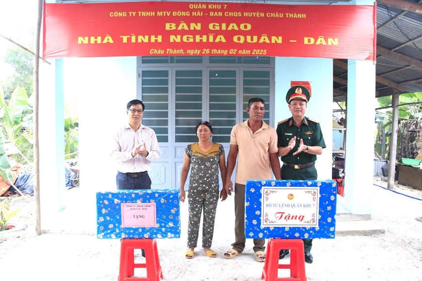 Tư lệnh Quân khu 7 dự bàn giao nhà tình nghĩa quân dân tại Tây Ninh