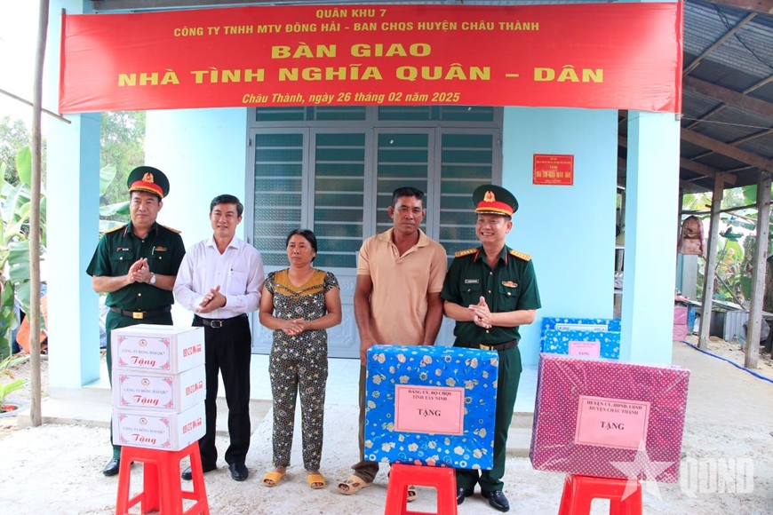 Tư lệnh Quân khu 7 dự bàn giao nhà tình nghĩa quân dân tại Tây Ninh