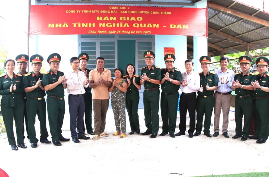 Tư lệnh Quân khu 7 dự bàn giao nhà tình nghĩa quân dân tại Tây Ninh