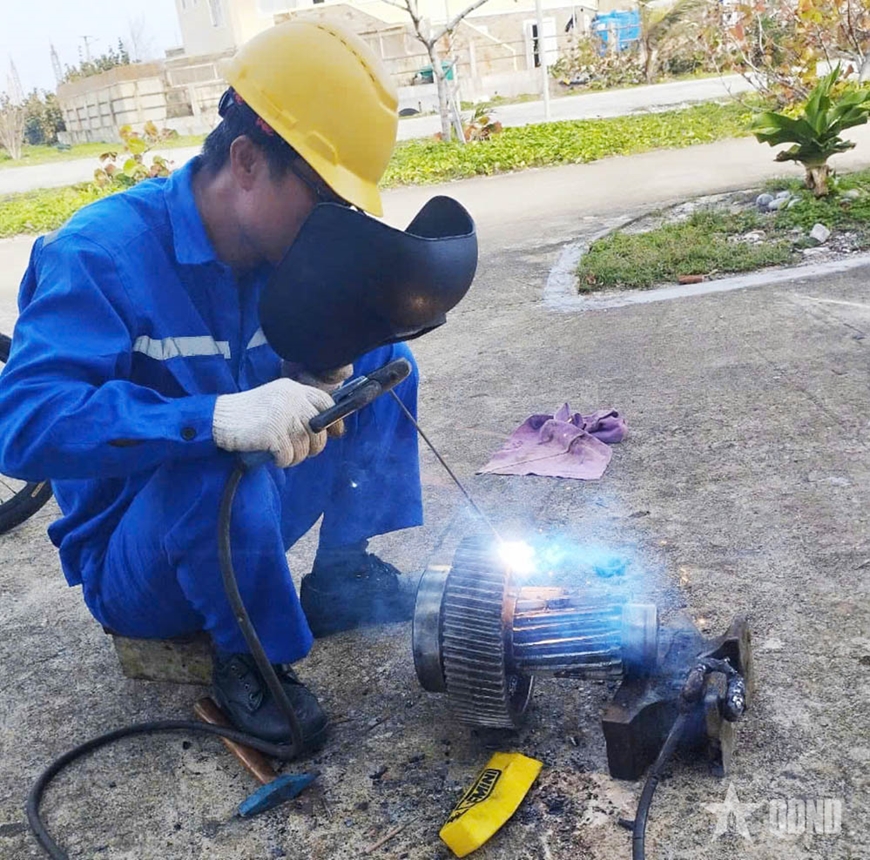 Trung tâm Hậu cần - Kỹ thuật đảo Trường Sa hỗ trợ sửa chữa tàu cá ngư dân