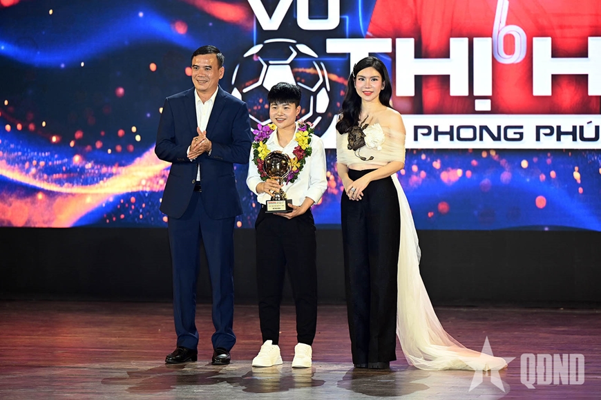 Tiền đạo Nguyễn Tiến Linh, tiền vệ Trần Thị Thùy Trang giành Quả bóng vàng Việt Nam 2024