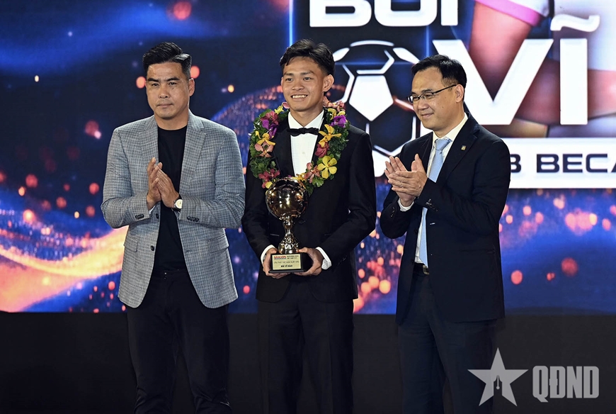 Tiền đạo Nguyễn Tiến Linh, tiền vệ Trần Thị Thùy Trang giành Quả bóng vàng Việt Nam 2024