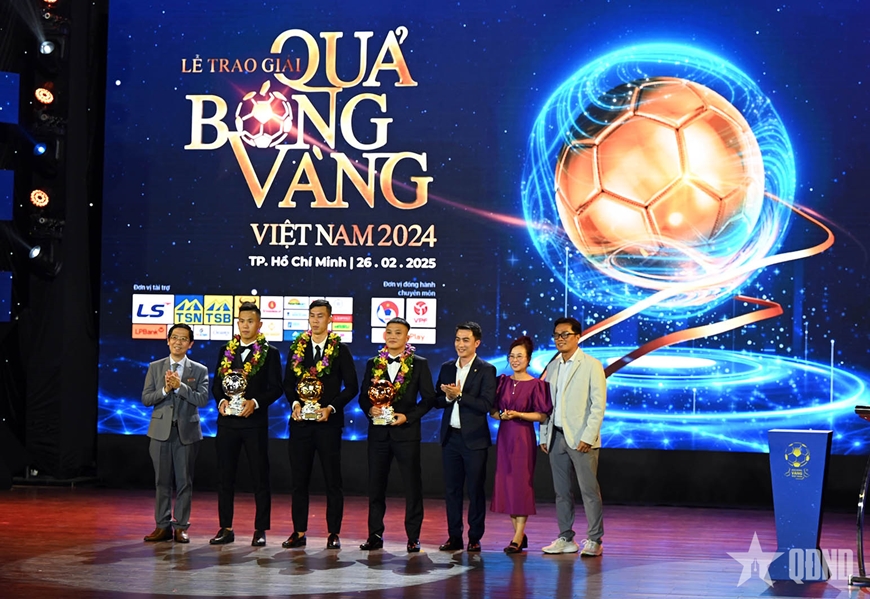 Tiền đạo Nguyễn Tiến Linh, tiền vệ Trần Thị Thùy Trang giành Quả bóng vàng Việt Nam 2024