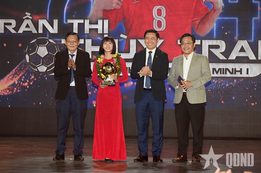 Tiền đạo Nguyễn Tiến Linh, tiền vệ Trần Thị Thùy Trang giành Quả bóng vàng Việt Nam 2024