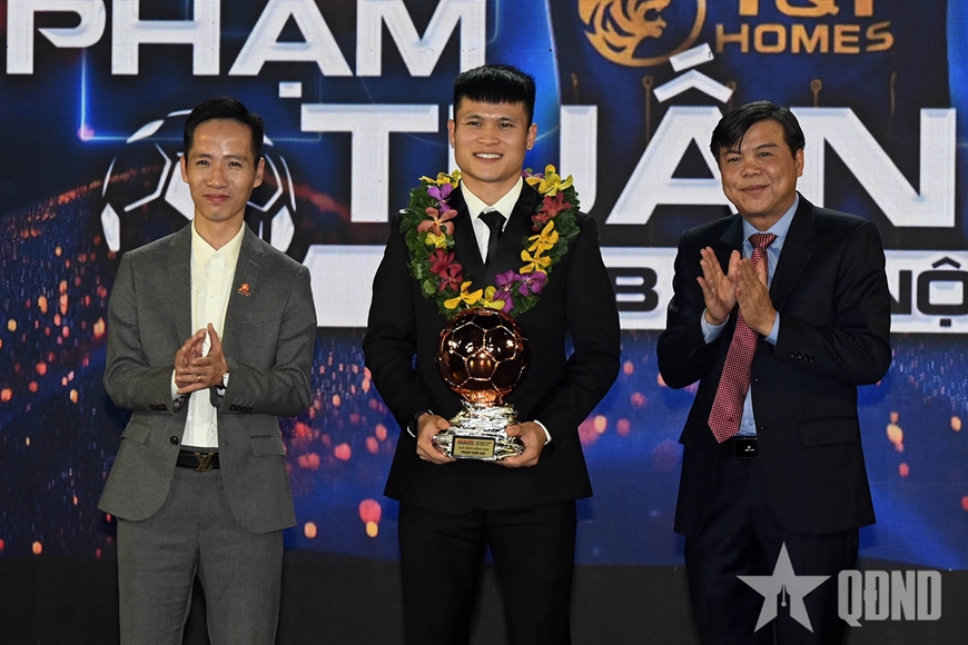 Tiền đạo Nguyễn Tiến Linh, tiền vệ Trần Thị Thùy Trang giành Quả bóng vàng Việt Nam 2024