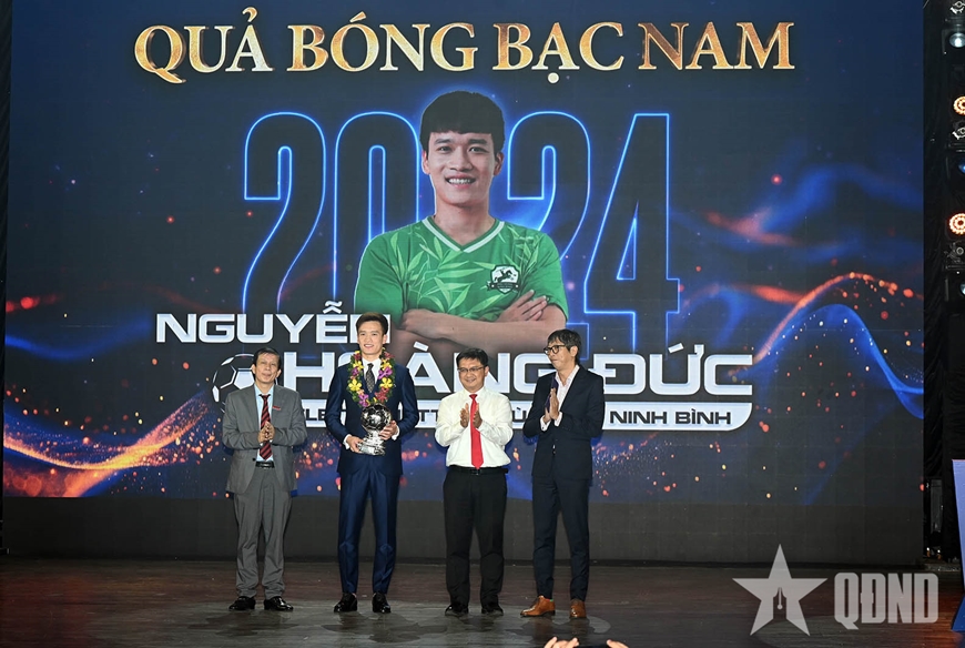 Tiền đạo Nguyễn Tiến Linh, tiền vệ Trần Thị Thùy Trang giành Quả bóng vàng Việt Nam 2024