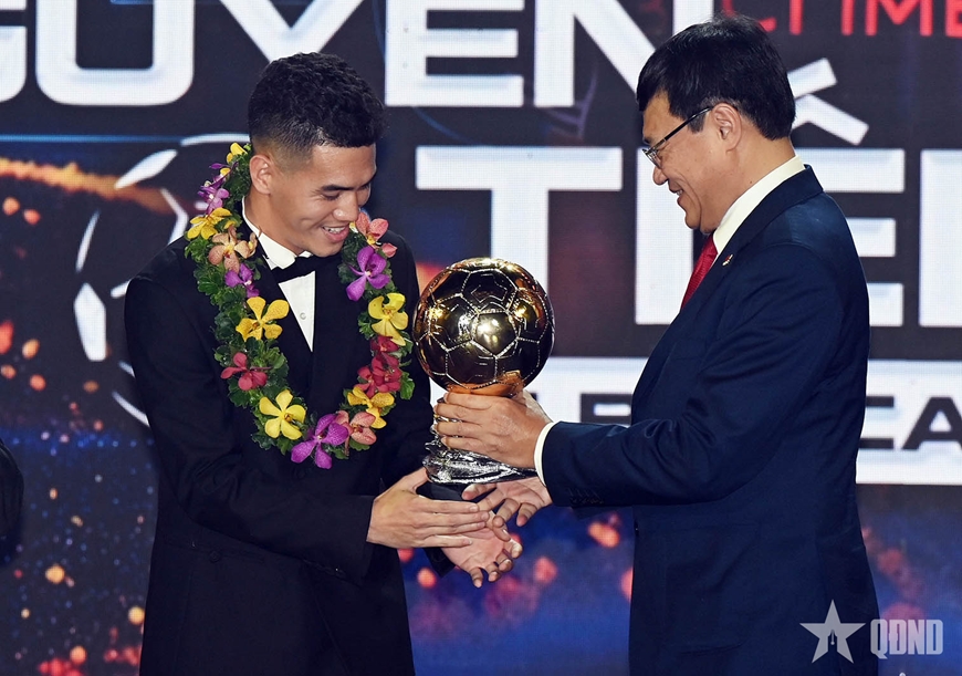 Tiền đạo Nguyễn Tiến Linh, tiền vệ Trần Thị Thùy Trang giành Quả bóng vàng Việt Nam 2024