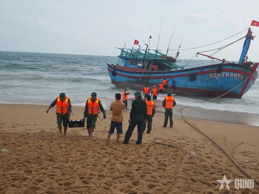 Bộ đội Biên phòng tỉnh Phú Yên hỗ trợ tàu cá gặp nạn