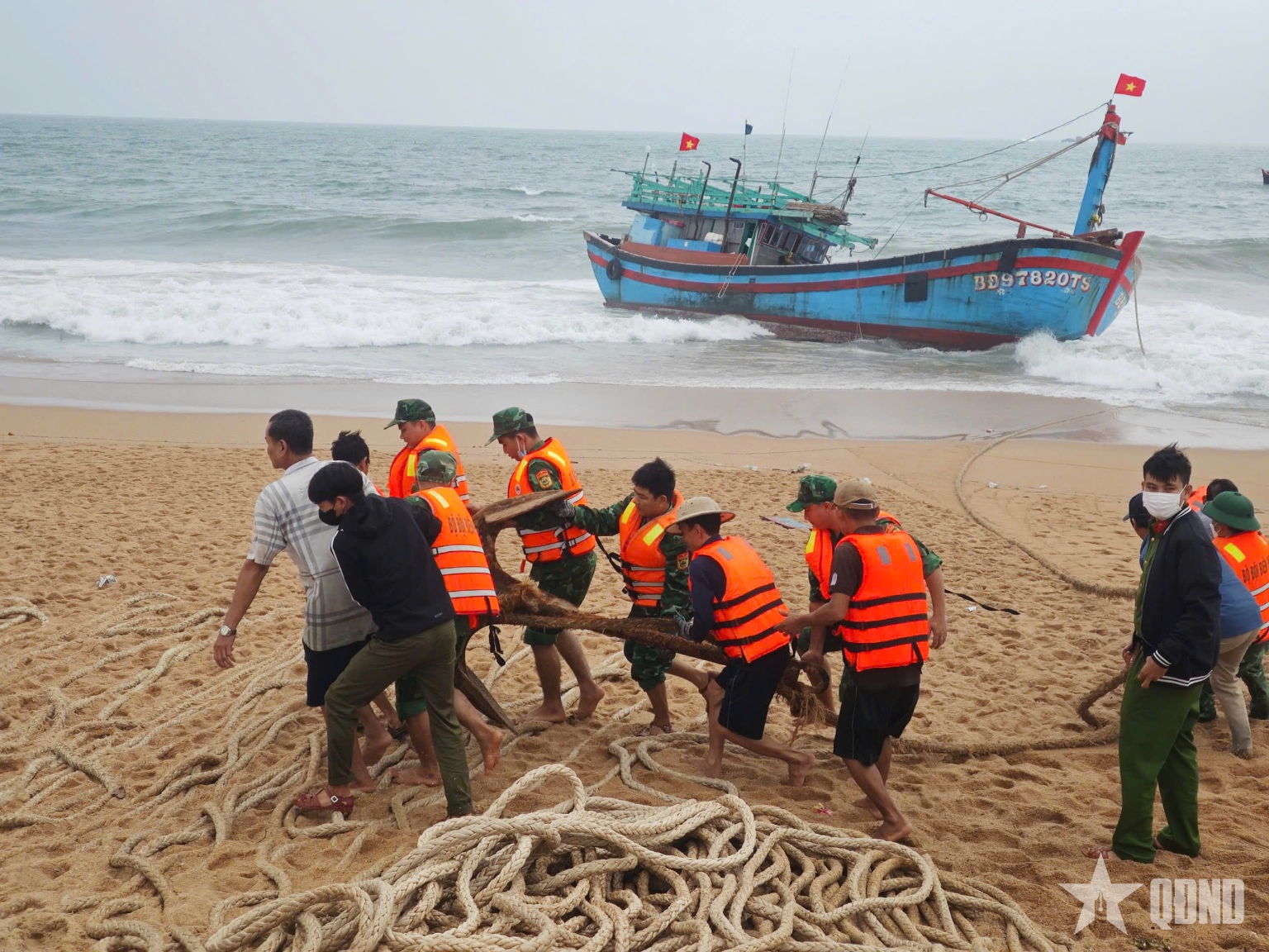 Bộ đội Biên phòng tỉnh Phú Yên hỗ trợ tàu cá gặp nạn
