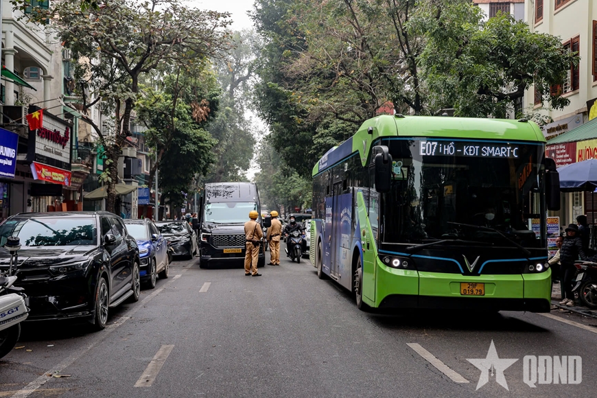 Nghiêm túc nhắc nhở và chấn chỉnh xe hợp đồng từ 16 chỗ trở lên hoạt động trong phố cổ Hà Nội