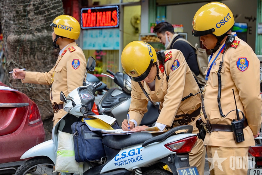 Nghiêm túc nhắc nhở và chấn chỉnh xe hợp đồng từ 16 chỗ trở lên hoạt động trong phố cổ Hà Nội
