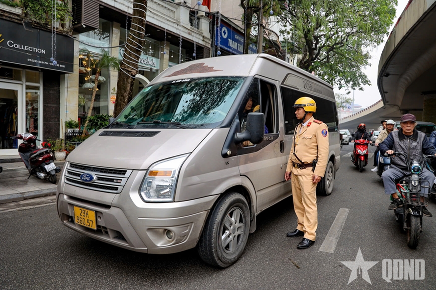 Nghiêm túc nhắc nhở và chấn chỉnh xe hợp đồng từ 16 chỗ trở lên hoạt động trong phố cổ Hà Nội