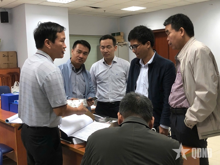 Các nhà khoa học kiểm tra các sản phẩm của đề tài. 