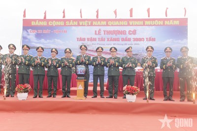 Gallery - 	Thượng tướng Vũ Hải Sản dự lễ Thượng cờ tàu vận tải xăng dầu 3.000 tấn