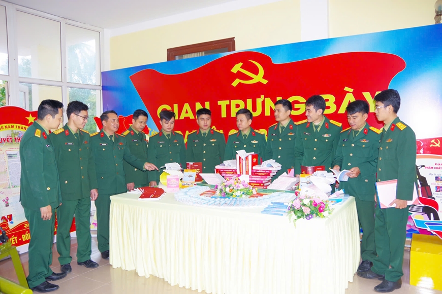 Các cán bộ Kho K3 tham quan trưng bày, giới thiệu sách.