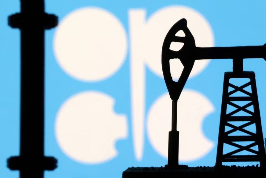 OPEC+ vẫn đang tranh luận về việc có nên tăng sản lượng dầu vào tháng 4 theo kế hoạch hay đóng băng sản lượng cắt giảm tự nguyện này. Ảnh minh họa: Reuters