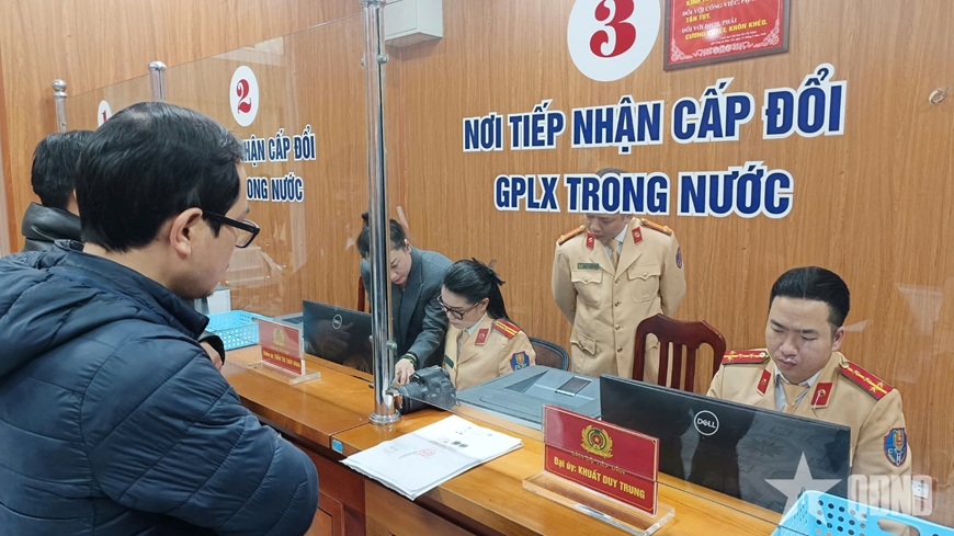 Ngày đầu Công an Hà Nội thực hiện sát hạch, cấp giấy phép lái xe