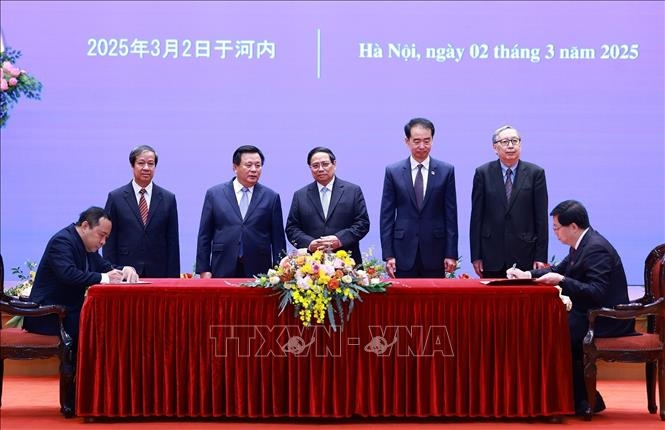 Thủ tướng Phạm Minh Chính nhận danh hiệu “Giáo sư danh dự" Đại học Thanh Hoa