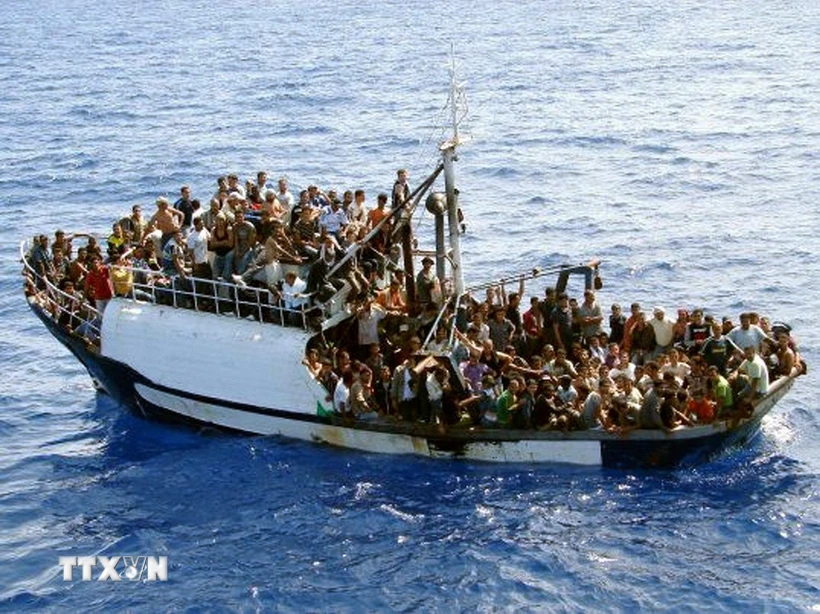 Hàng chục người di cư mắc kẹt trên giàn khoan ngoài khơi Tunisia