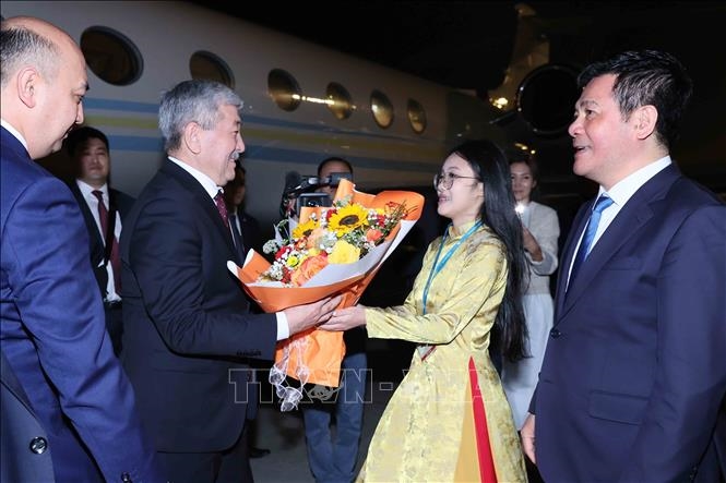 Thủ tướng Cộng hòa Kyrgyzstan Adylbek Kasimalyev đến Hà Nội