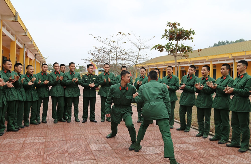 Tô thắm truyền thống vẻ vang của Sư đoàn 304 anh hùng