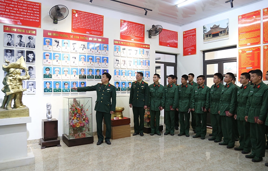 Tô thắm truyền thống vẻ vang của Sư đoàn 304 anh hùng