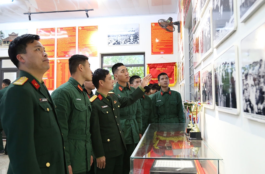 Tô thắm truyền thống vẻ vang của Sư đoàn 304 anh hùng