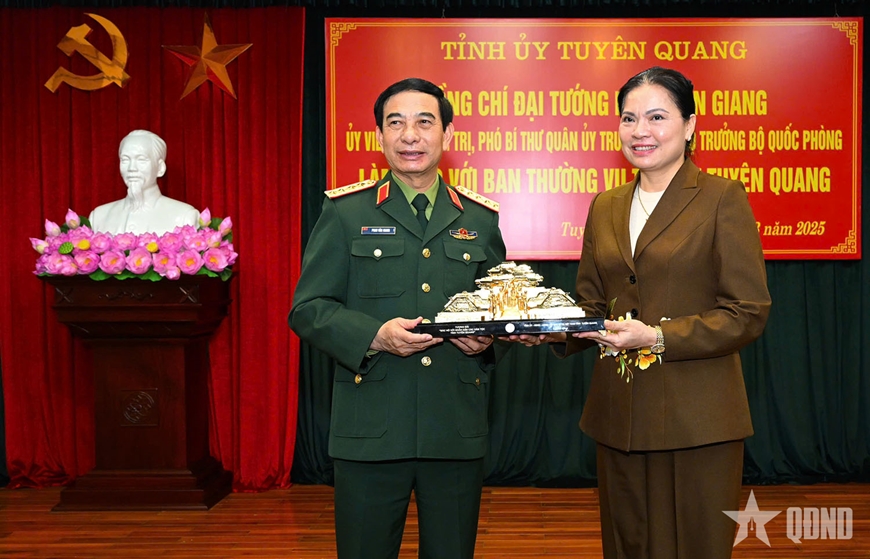 Đại tướng Phan Văn Giang làm việc với Ban Thường vụ Tỉnh ủy Tuyên Quang