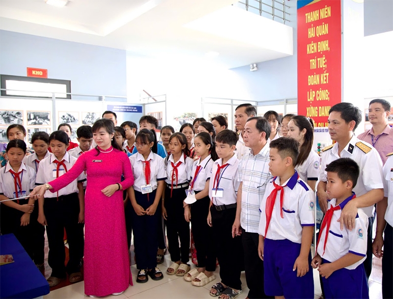 Triển lãm “Hải quân nhân dân Việt Nam anh hùng - 70 năm hành trình giữ biển”